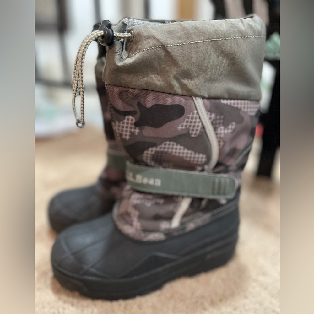 Kids LL Bean snow boots-Camo print
Size 1
Like New